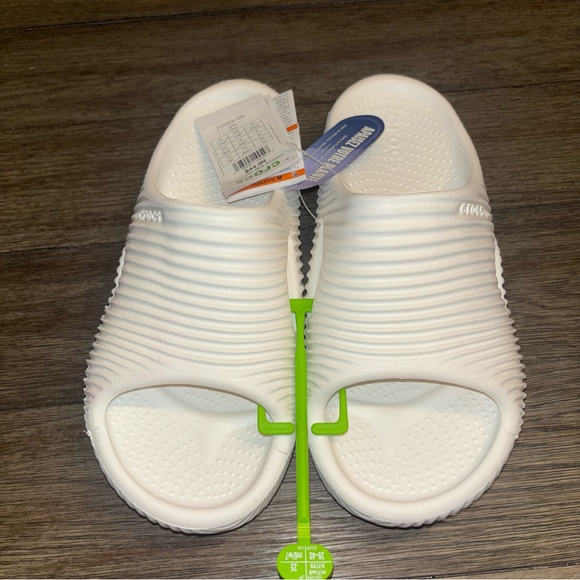 Crocs Sandals M7/W9 NWT - Picture 7 of 10